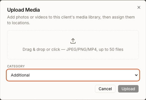 Dialogfeld „Upload Media“ mit den Formaten JPEG, PNG und MP4, dem Limit von 50 Dateien und der Kategorieauswahl