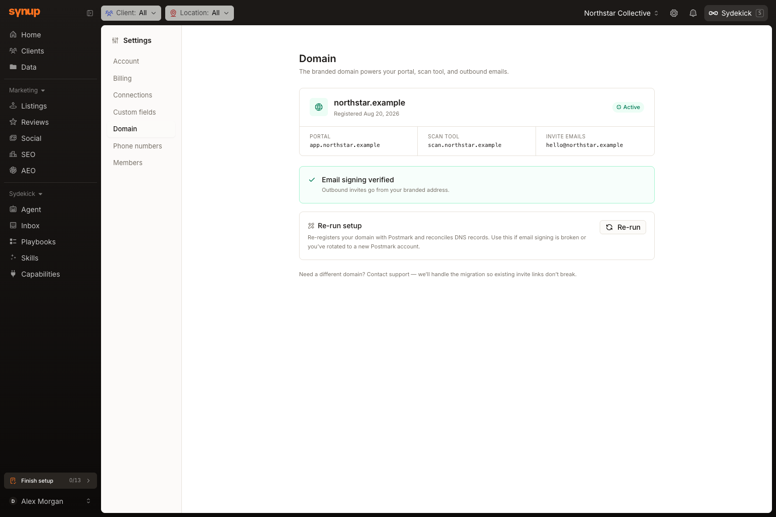 Settings Domain affichant un domaine personnalisé actif, ses adresses de portail, d'outil d'analyse et d'e-mails d'invitation, la signature d'e-mail vérifiée et le bouton Re-run setup